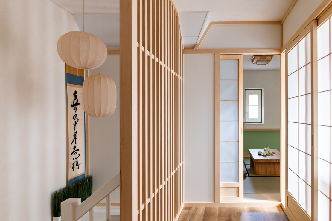Japanische Innengestaltung eines Tee-Zimmers (Chashitsu) mit traditionellem Eingangsbereich